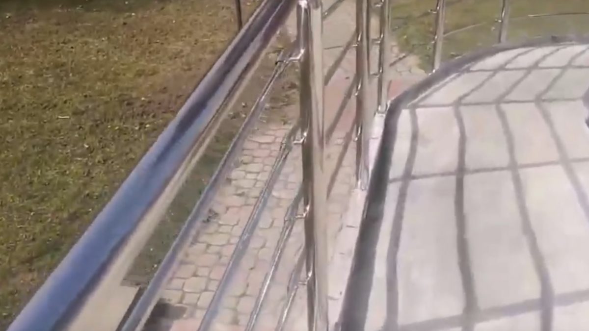 Gelenderi na pomoćnoj stazi crkve Sv. Vasilija Ostroškog