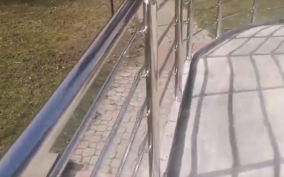 Gelenderi na pomoćnoj stazi crkve Sv. Vasilija Ostroškog